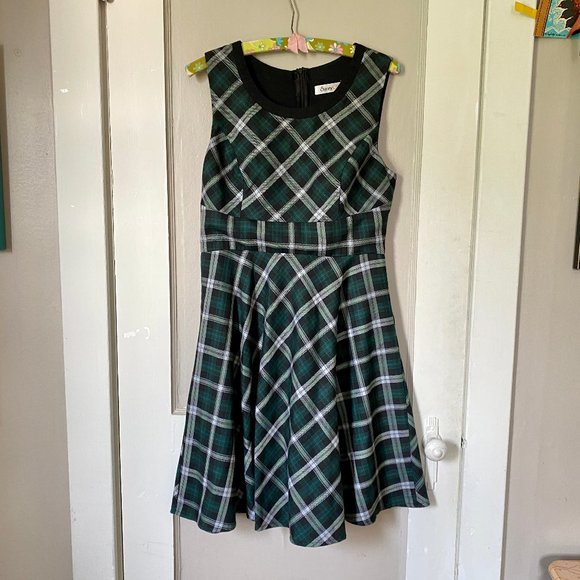 Modcloth Dresses & Skirts - Sunny Girl Green and Black Plaid Dress
